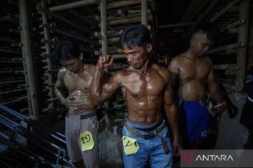 Pembuat genting pun turut meriahkan HUT Kemerdekaan dengan kontes binaraga