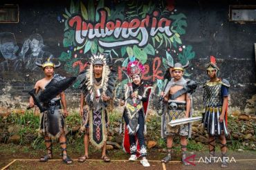 Anggota karang taruna di Bandung olah sampah rumah tangga jadi kostum untuk hari kemerdekaan
