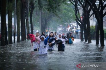 Akibat curah hujan tinggi, perumahan di Tangerang ini terendam banjir
