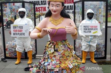 Aksi pegiat lingkungan soal sampah plastik