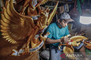 Perajin patung Garuda Pancasila panen pesanan jelang HUT Ke-80 RI