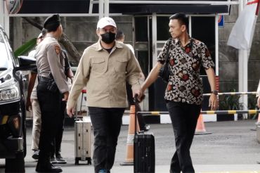 Bupati Kolaka Timur tiba di KPK usai dikabarkan ditangkap di Makassar