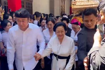 Megawati Soekarnoputri ditemani Hasto Kristiyanto melayat di Bali