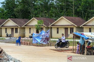 Floods victims receive land certificate on permanent housing: BNPB