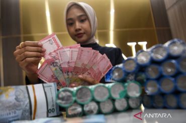 Rupiah dalam tren melemah, BI diproyeksikan tahan BI-Rate bulan ini