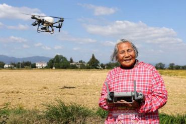 Nenek 82 tahun di China pakai teknologi bantu pertanian keluarga
