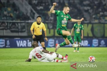 Persebaya menang tipis 2-1 atas Persis Solo