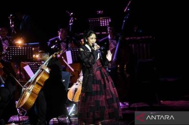 Pertunjukan orkestra Jakarta Philharmonic Orchestra hibur pengunjung di Taman Ismail Marzuki