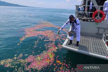 Peringatan Hari Pahlawan diisi dengan tabur bunga di tengah laut