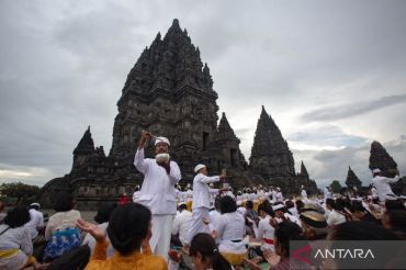 Upacara penyucian Abhiseka di Candi Prambanan