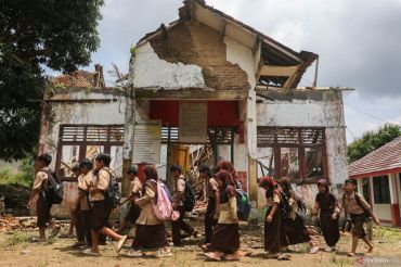 Gedung perpustakaan SD di Pandeglang ambruk
