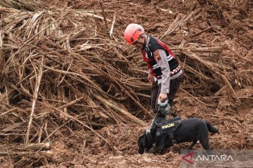 Polisi kerahkan anjing pelacak untuk mencari korban longsor Cilacap