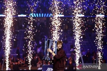 Taklukkan Alcaraz di partai puncak, Jannik Sinner raih gelar bergengsi ATP Finals