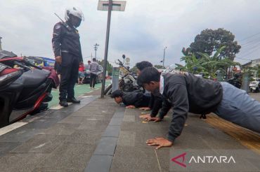Operasi Zebra Lodaya 2025 di Sentul, polisi tindak pengendara di bawah umur dengan hukuman gerakan tolak angkat