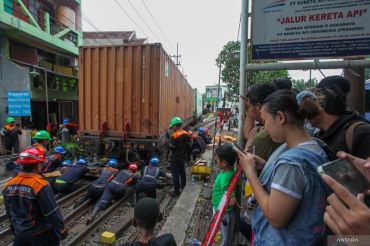 Kereta barang Aksa Cargo anjlok di Surabaya