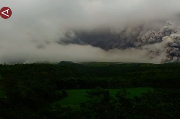 Erupsi Gunung Semeru, warga di aliran lahar mulai selamatkan diri