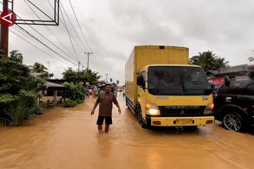Jalan Lintas Sumbar ke Riau dan Sumut lumpuh total dampak banjir