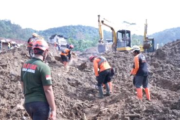 Operasi hari kelima, Tim SAR kerahkan 18 alat berat cari 25 korban