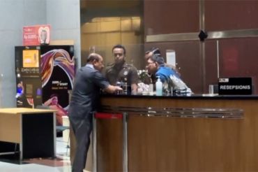 Pengacara Ira Puspadewi datangi KPK cek surat Rehabilitasi Presiden