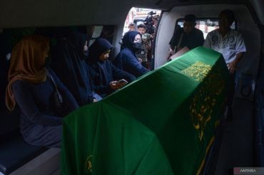 Penyerahan jenazah Alvaro pada keluarga