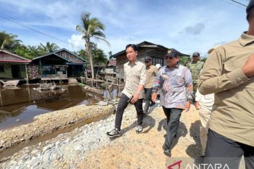 VP Gibran inspects collapsed bridge as Aceh flood recovery ramps up