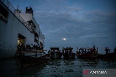 Satgas TNI AL gunakan KRI Soeharso untuk distribusikan bantuan bencana alam melalui jalur laut