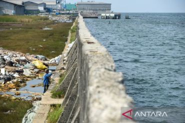Petugas SDA perbaiki kebocoran tanggul laut Muara Baru