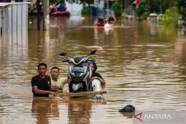 Banjir Kabupaten Bandung meluas, transportasi terganggu dan warga andalkan perahu