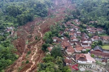Tanah longsor rusak lima rumah di Arjasari Kabupaten Bandung