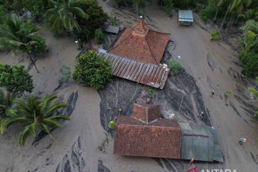 Sedikitnya 15 rumah tertimbun material banjir lahar Gunung Semeru