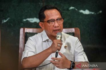 Mendagri berhentikan sementara Bupati Aceh Selatan yang berangkat umrah saat daerahnya dilanda bencana