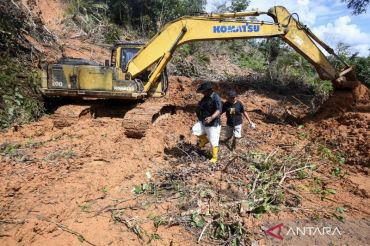 Pembukaan akses jalan untuk memudahkan pengiriman bantuan di Tapanuli Tengah