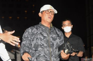 Terjaring OTT, Bupati Lampung Tengah tiba di KPK