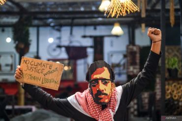 Aksi pantomim peringati Hari HAM Sedunia di Bandung