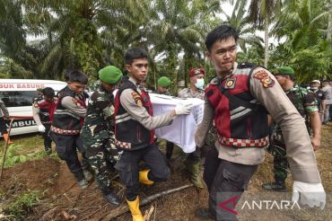10 korban banjir bandang Palembayan dimakamkan massal di TPU Kampuang Baru