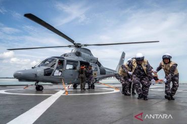 Terkendala jalur darat, TNI AL evakuasi korban bencana alam lewat udara