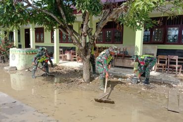 Kodim Aceh Tenggara bersihkan fasilitas pendidikan terdampak banjir