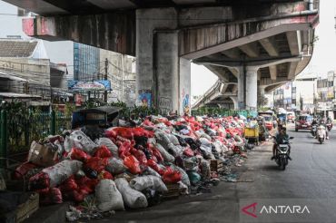 Imbas penutupan TPA Cipeucang,  jalanan di Tangsel dihiasi sampah