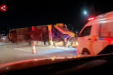 15 orang meninggal dunia pada insiden laka bus di jalan tol Semarang