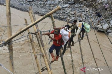 Korban bencana Aceh Tengah yang terisolir bertaruh nyawa lintasi jembatan tali darurat