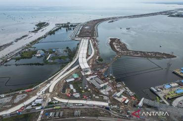 Melihat dari udara pembangunan Jalan Tol Semarang-Demak seksi 1