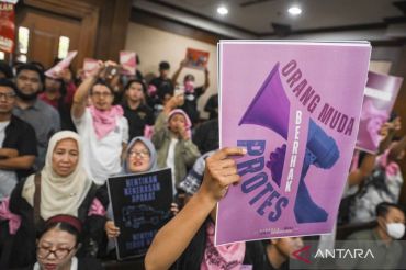 Kerabat beri dukungan terhadap Delpedro cs saat sidang dakwaan aksi Agustus 2025