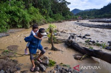 Banjir susulan putus akses jalan di Batu Busuk, warga terisolasi