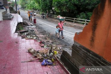 Five Bali regions flooded after days of rain linked to System 93S