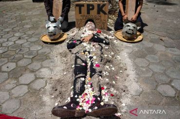 Seniman sikapi maraknya korupsi dan eksploitasi alam melalui aksi teatrikal di Bandung