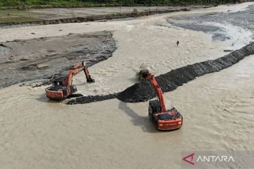 Pemulihan aliran sungai  yang rusak  pascabanjir dan longsor  di Aceh Barat