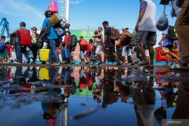 Arus mudik Natal dan Tahun Baru di Pelabuhan Manokwari padat