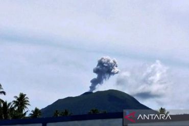 Badan Geologi: Gunung Ibu erupsi dengan kolom abu setinggi 800 meter