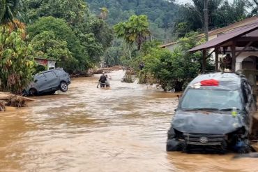 Kondisi jalan utama di Tapanuli Tengah pascabanjir bandang