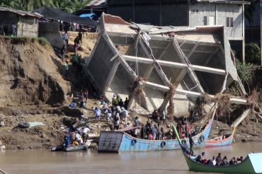 Akses terputus, ribuan warga Kuta Blang menyebrang dengan perahu